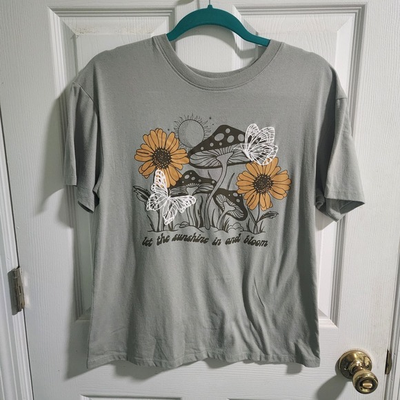 Cold Crush Tops - Very Nice Cold Rush Womens Tshirt. Green/gray With Mushrooms